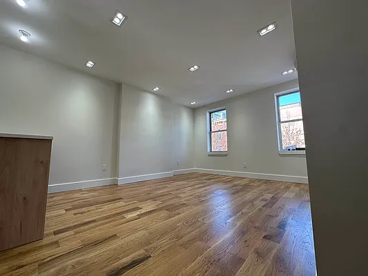 Rented by Space Link Realty | media 8