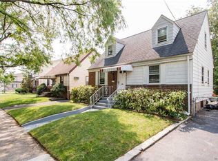 81-50 262nd St, Glen Oaks, NY 11004