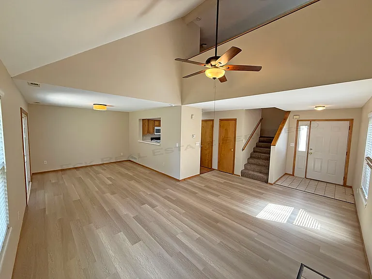 2759 Grand Cir — Photo 3