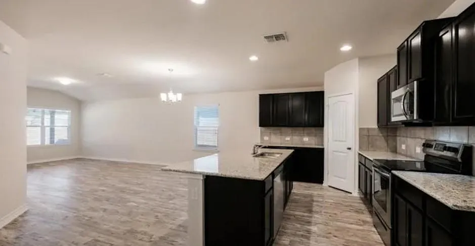 4 bed, 1702 sqft, $2,200 — Photo 2
