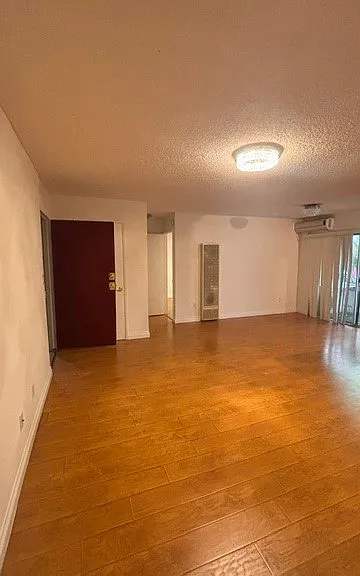 18530 Hatteras St #102 — Photo 3