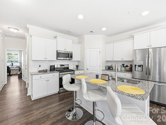 5th image of 729 Little Bluestem Dr