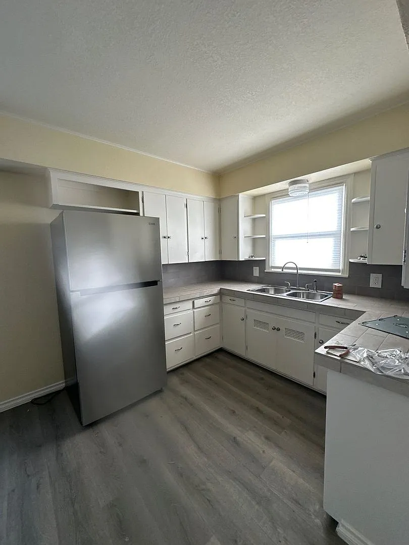 2445 White Ave — Photo 3