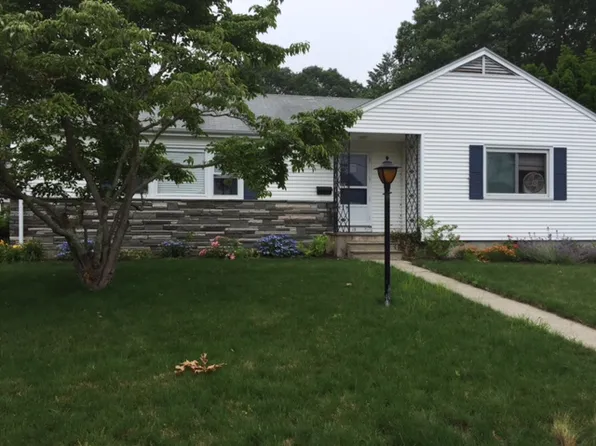 19 Admiral Dr, New London, CT 06320