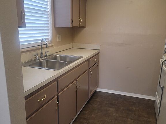 3rd image of 4223 Parkside Dr