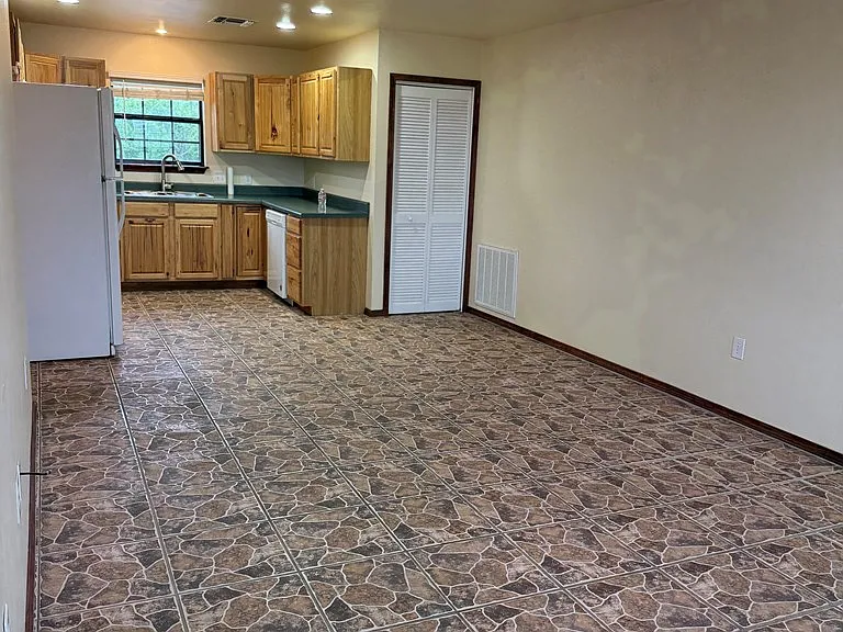 1441 E Hidden Acres Rd — Photo 2