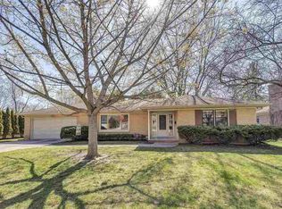 1135 Highview Ln, Green Bay, WI 54304