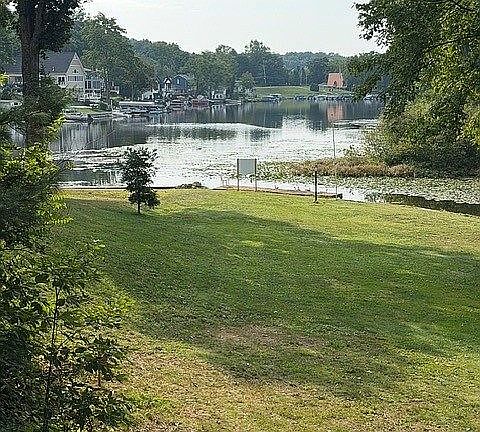 3rd image of 122 Lake Front Dr