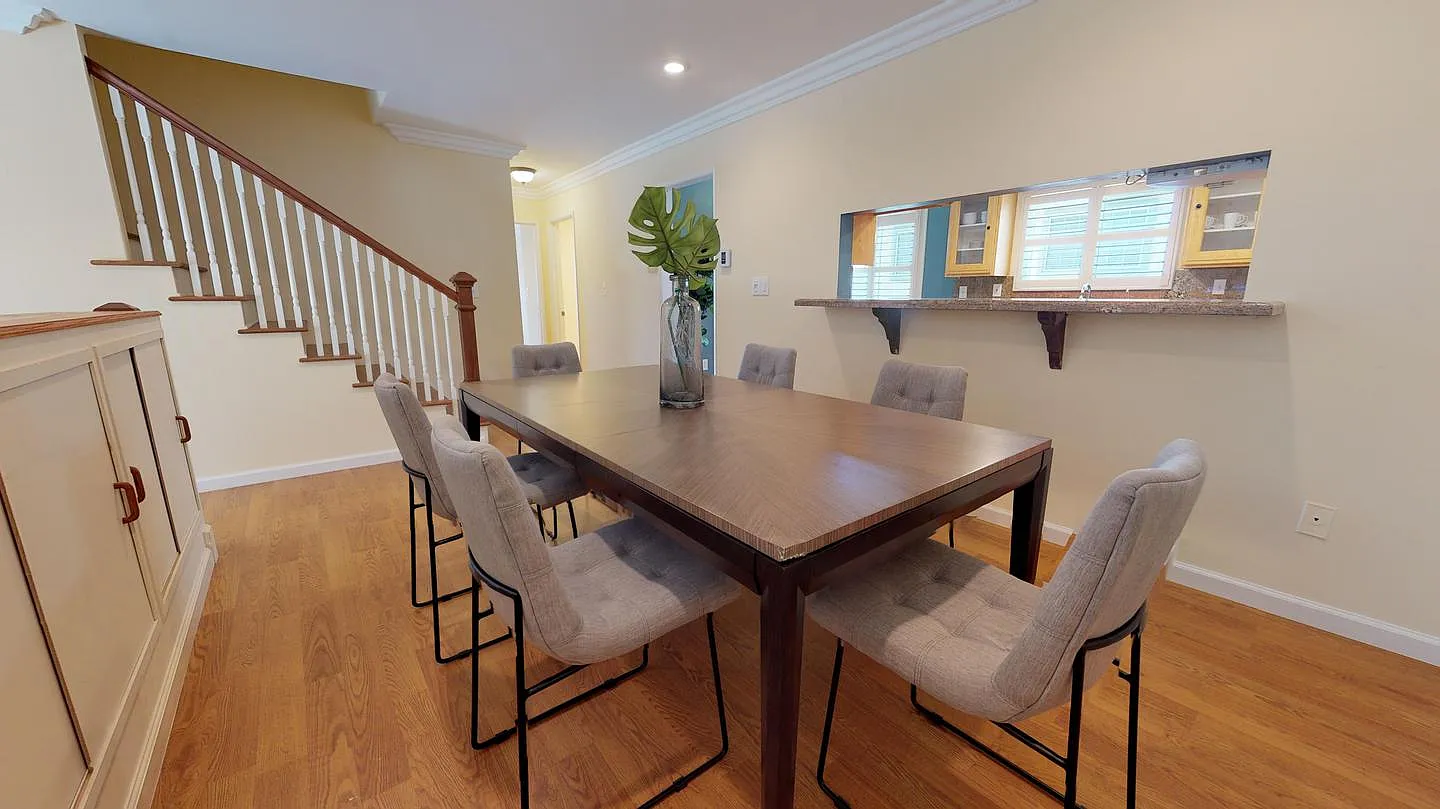 Private Bedroom in Stylish North Redondo Beach Townhome With Lovely Yard — Photo 3