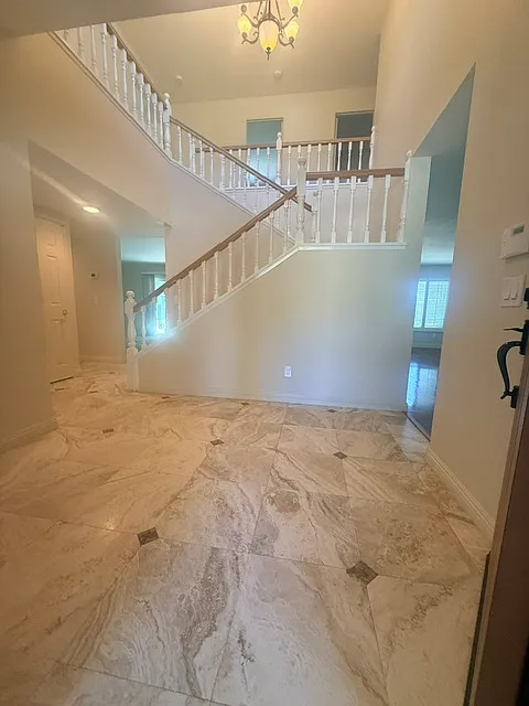 5 bed, 2.5 bath, 2766 sqft, $5,600 — Photo 2