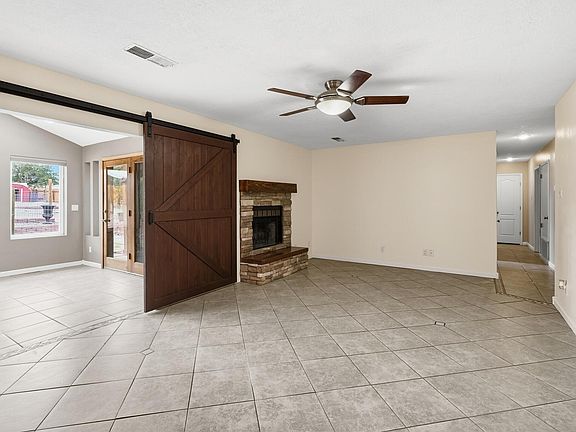 4th image of 1425 32nd Cir SE