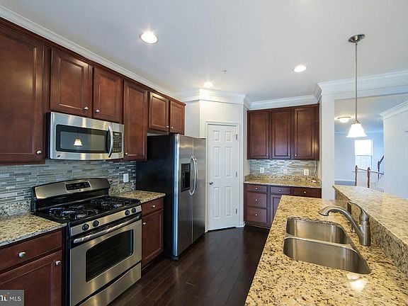 4th image of 43871 Centergate Dr