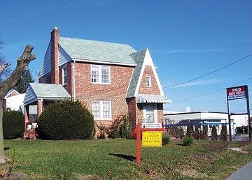 2nd image of 702 Berryville Ave