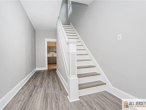 4th image of 105 Louis St