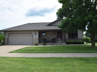 1808 Fieldcrest Dr, Kaukauna, WI 54130