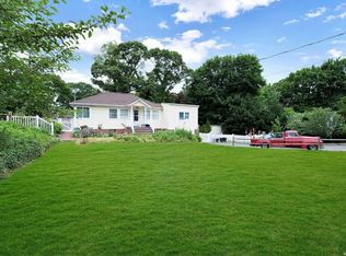 34 Dandelion Rd, Rocky Point, NY 11778