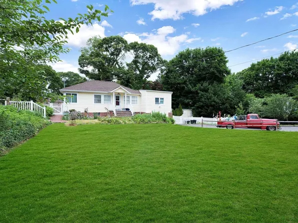 34 Dandelion Road, Rocky Point, NY 11778