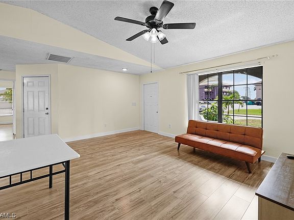 4th image of 929 SE 16th Pl