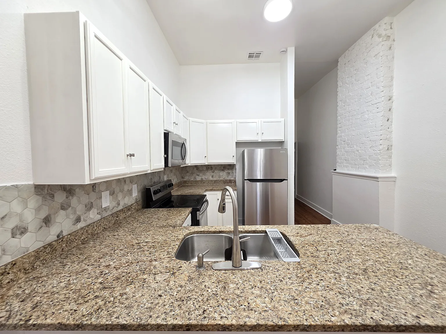 3 bed, 1300 sqft, $2,000 — Photo 4