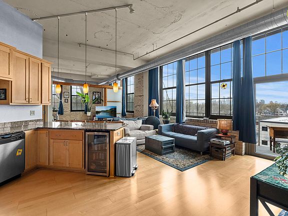 2nd image of 1901 E Hennepin Ave Unit 301
