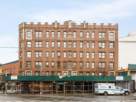 5th image of 225 W 12th St APT 5F