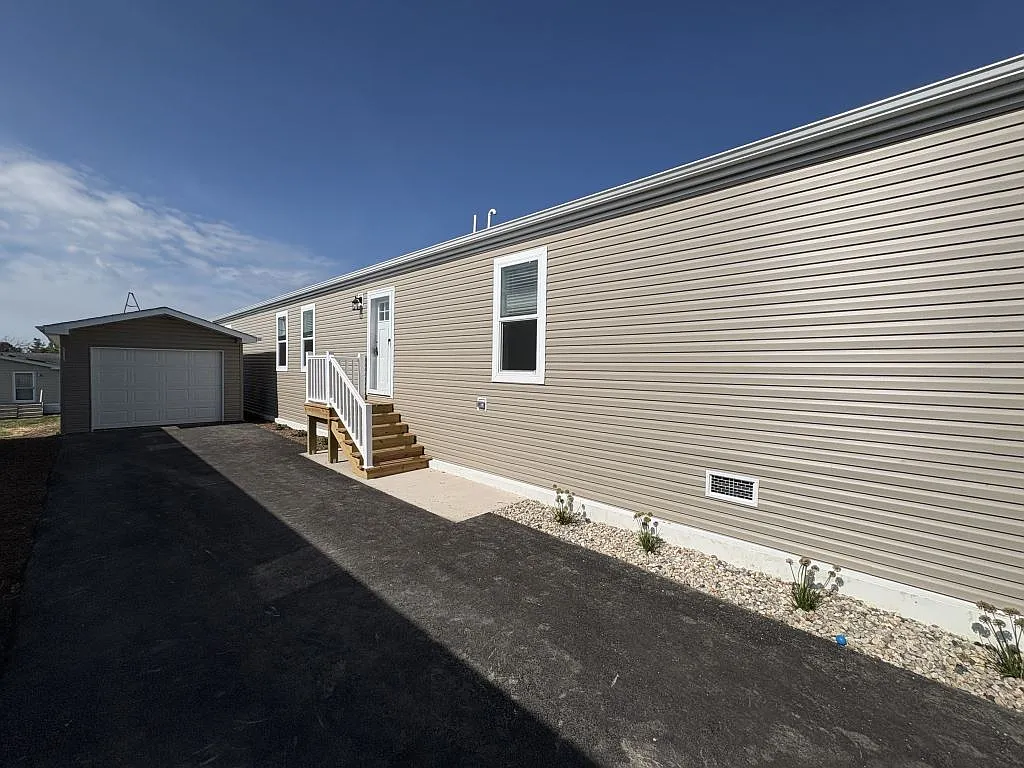 3 bed, 2.0 bath, 1216 sqft, $1,799 — Photo 3