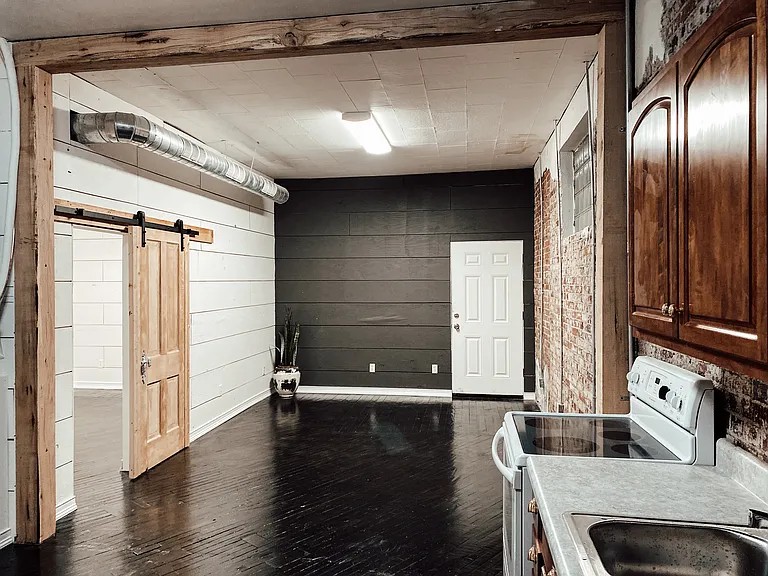 208 W Main St #G — Photo 8