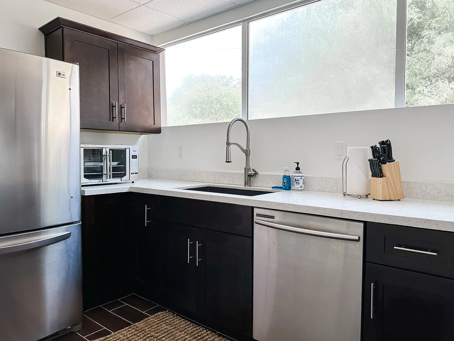 202 E Saddle Ln — Photo 3