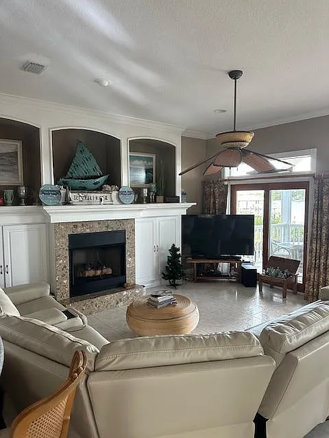 1405 S. Riverside Dr. — Photo 2