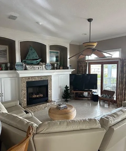 1405 S Riverside Dr — Photo 2