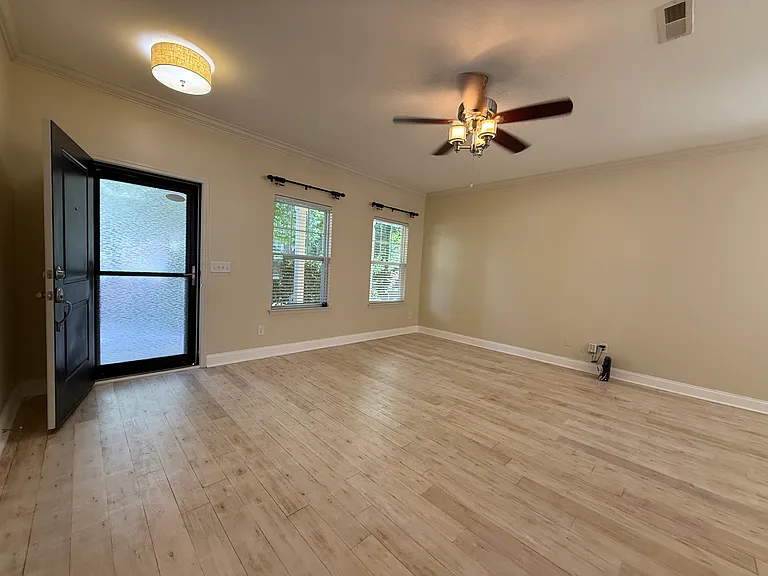 7007 McLothian Ln — Photo 3
