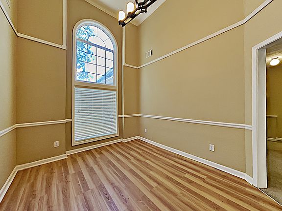 5th image of 1015 Thornwood Ln
