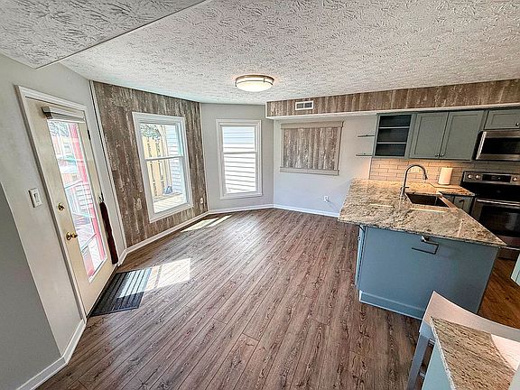 Dinning Nook w/3 Bay Windows