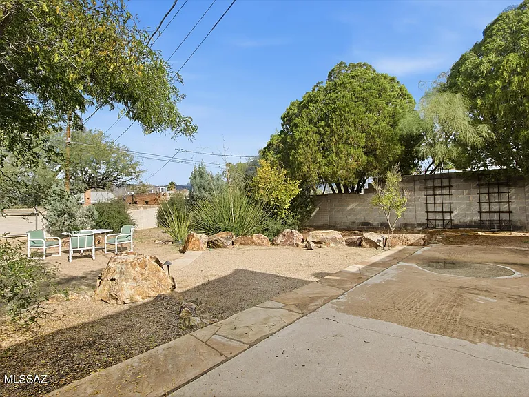 1419 E Linden St — Photo 19