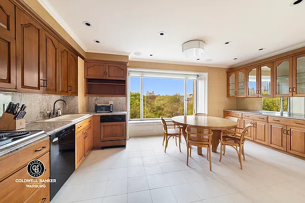 Sold by Coldwell Banker Warburg | media 19