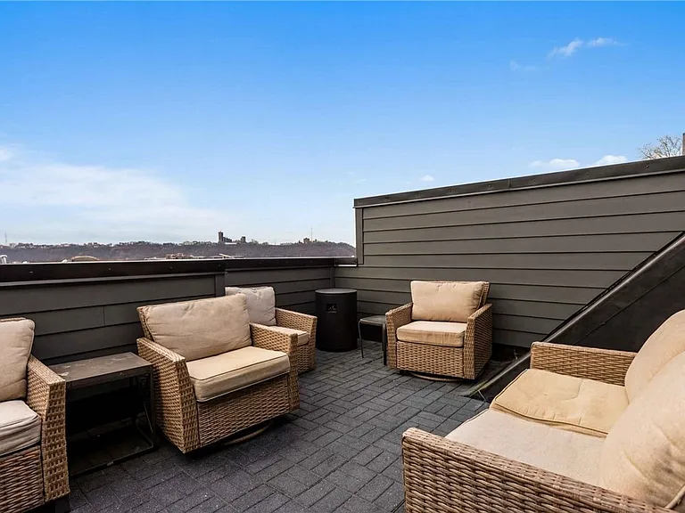 240 E Jefferson St — Photo 10