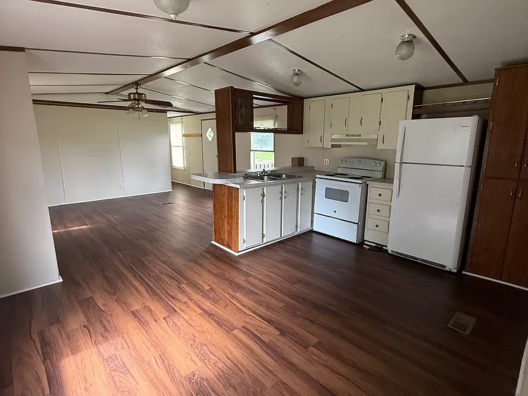 607 Sand Ln — Photo 5