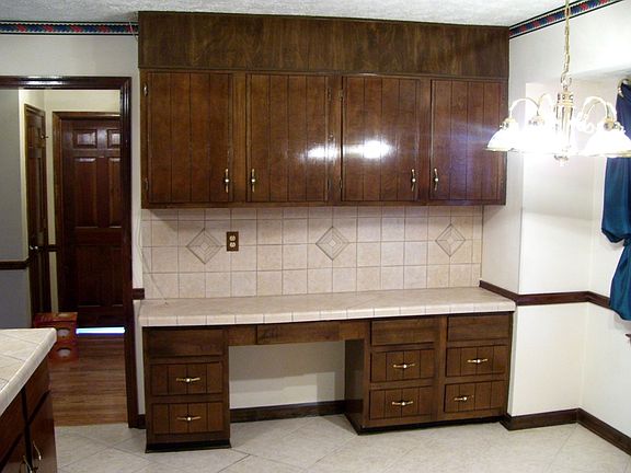 BUILT IN DESK PERFECT FOR WRITING THOSE BILLS