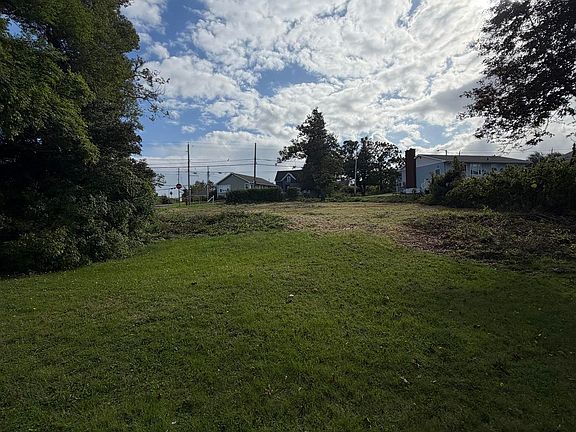 5th image of 718 Main St