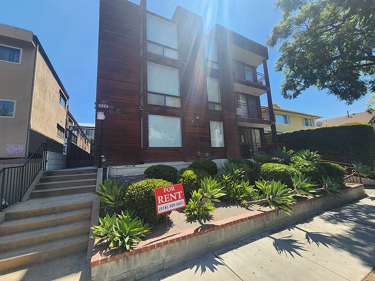 626 N Isabel St #202 — Photo 45