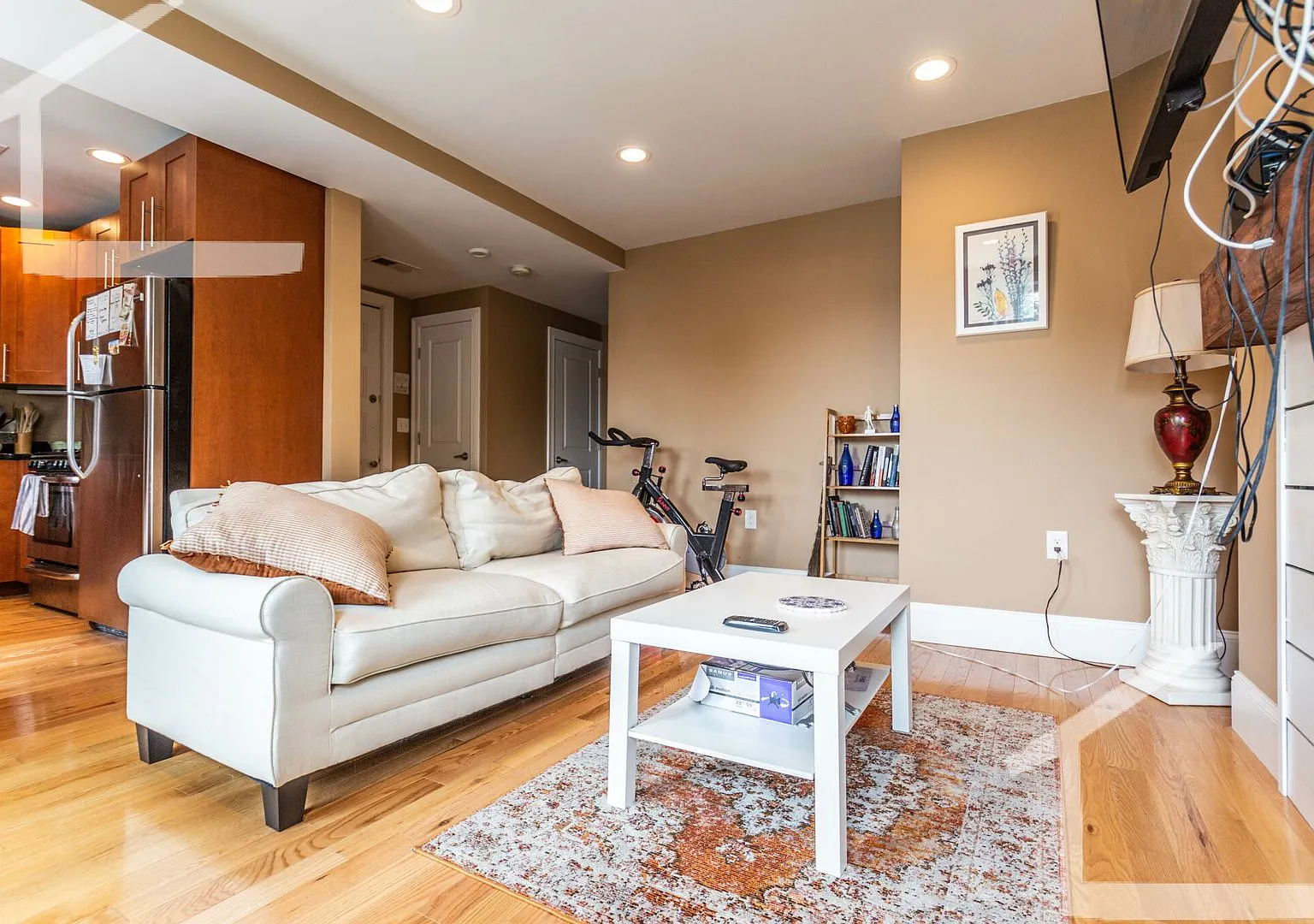 Amazing 4 bed 2 bath in Brookline. Recently Renovated. — Photo 2
