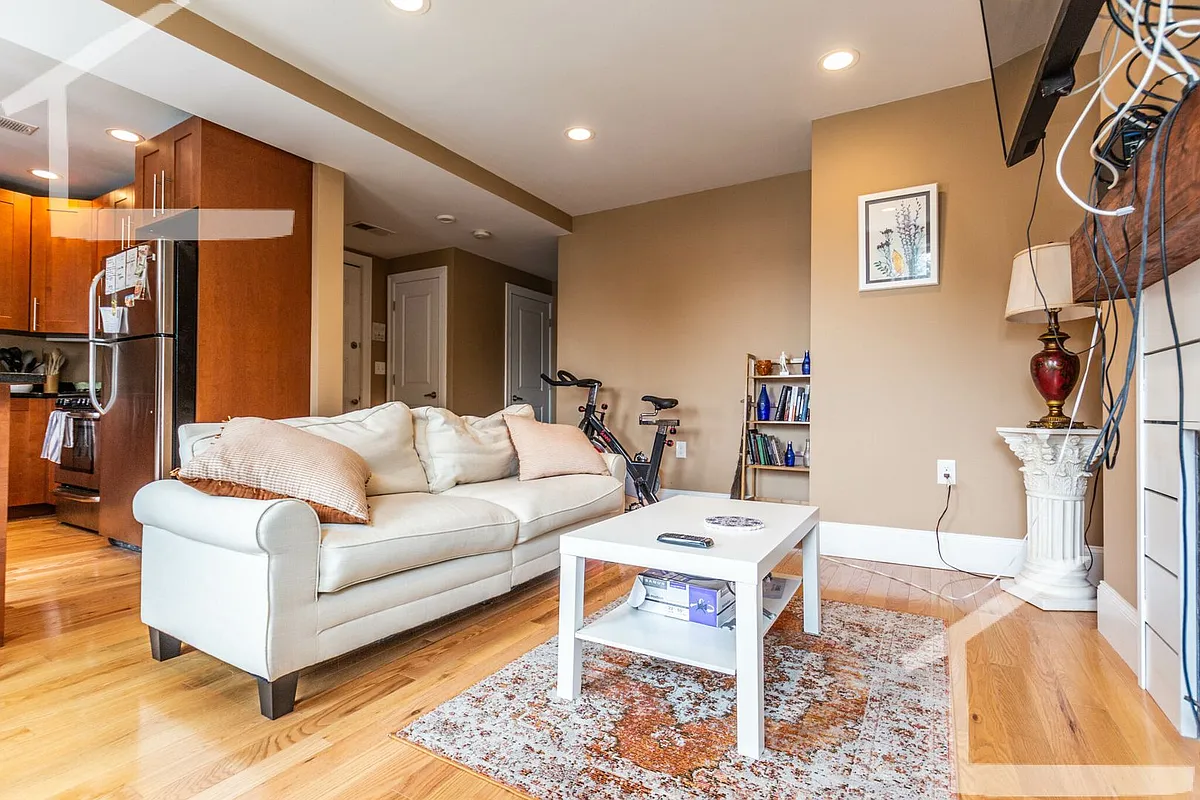 Building Photo - 32 Linden St #8