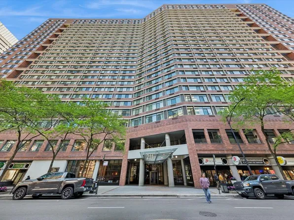 211 E Ohio St APT 2216, Chicago, IL 60611