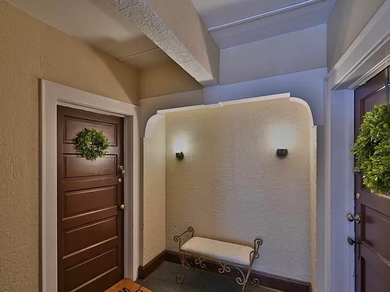 914 Buenzli Ct #1L — Photo 8