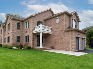 40 Excelsior Ct, Roslyn, NY 11576