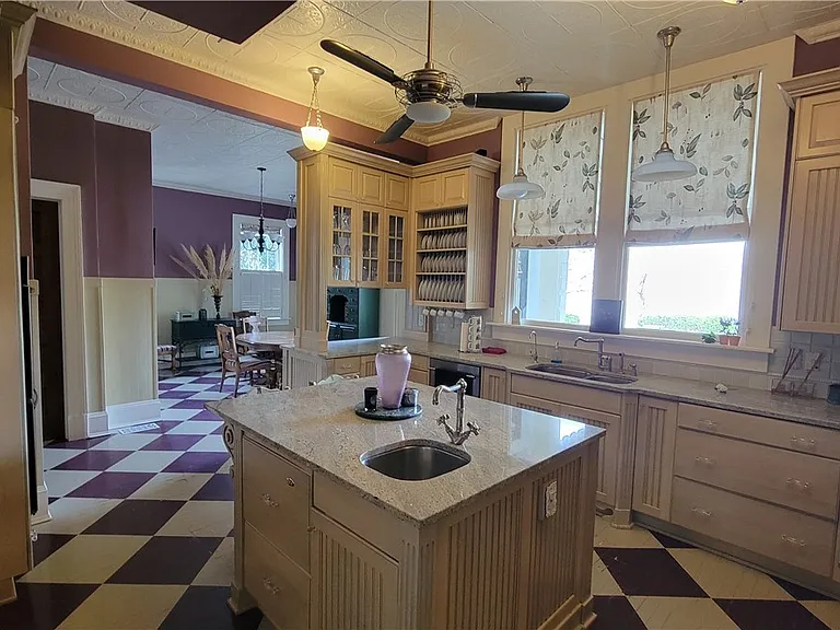 920 E Victory Dr — Photo 20