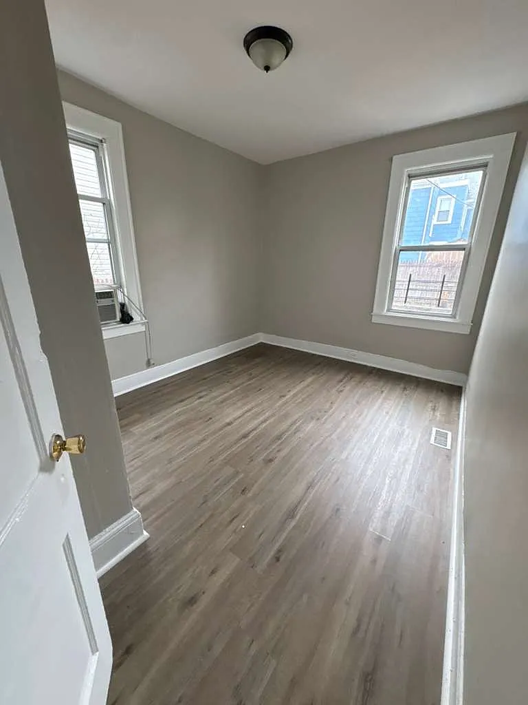 4 bed, 1200 sqft, $2,400 — Photo 3