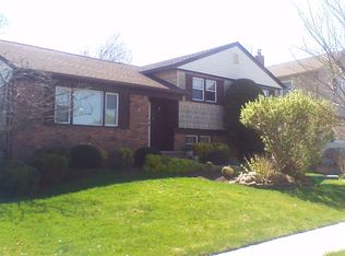 40 Burton Ave, Plainview, NY 11803