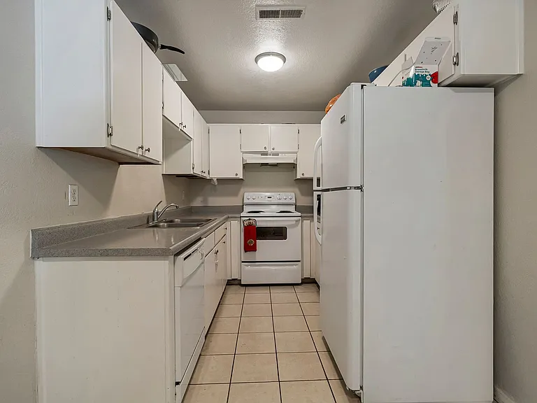435 Maple St — Photo 12