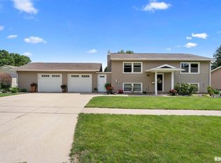 911 3rd St, De Witt, IA 52742
